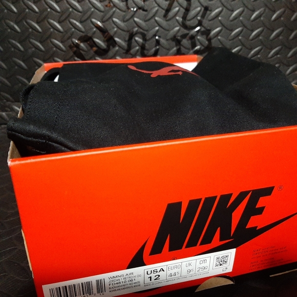 Jordan 1 Retro High OG Satin Bred (Women's) FD4810-061 size 12 - Picture 12 of 12